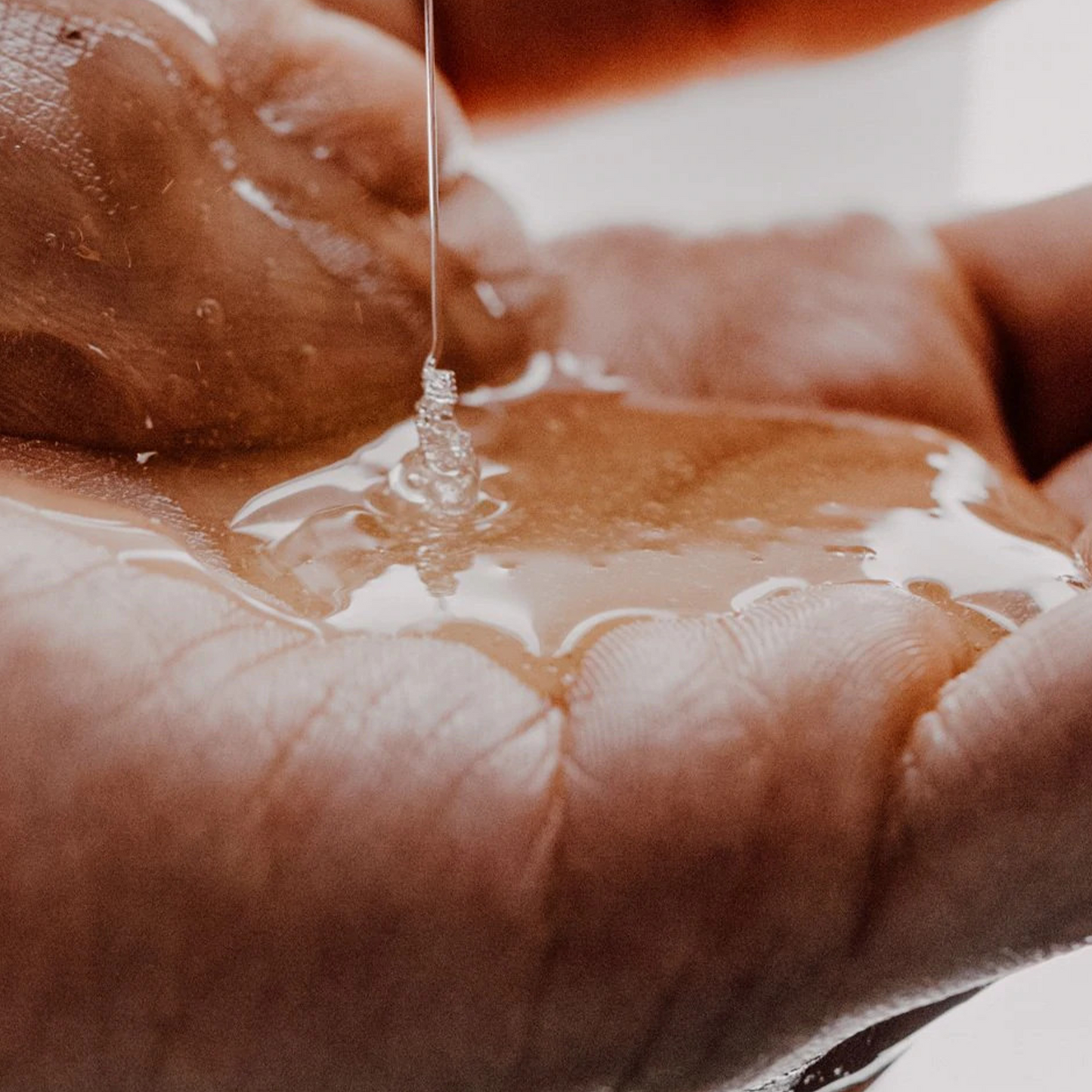 Firsthand Hydrating Shampoo: Hydrating Shampoo cleanses just enough to strip away excess oil and dirt without leaving your hair lifeless and dry. Packed with a dream blend of cleansing, softening and hydrating ingredients you'll be sure to love.