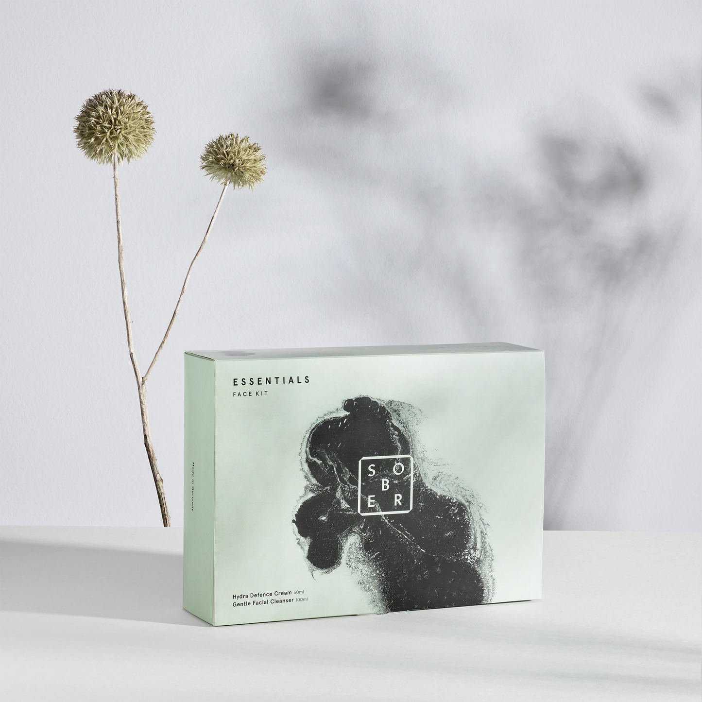 Sober Essentials Face Kit: The sober Essentials Face Kit contains our popular facial cleanser (Gentle Facial Cleanser) and the 24H moisturizing cream with Hyaluron and D5 Cell Complex (Hydra Defense Cream). Our kit is a carefully composed duo for facial care - whether at home or on adventures and trips around the world.