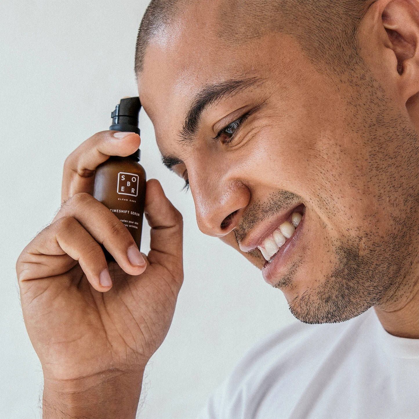 Sober Timeshift Anti-Aging Serum: The Timeshift Serum is an anti-aging booster that acts on the epidermis and is based on aloe vera, green tea and peptides. As a cosmetic alternative to a botulinum toxin (Botox) treatment, this miracle weapon of our research works in 2 phases with up to -45% reduction in the visible depth of wrinkles. For immediate, temporary wrinkle correction for a vital appearance that is always available. Positive results even on already damaged or aged facial skin.