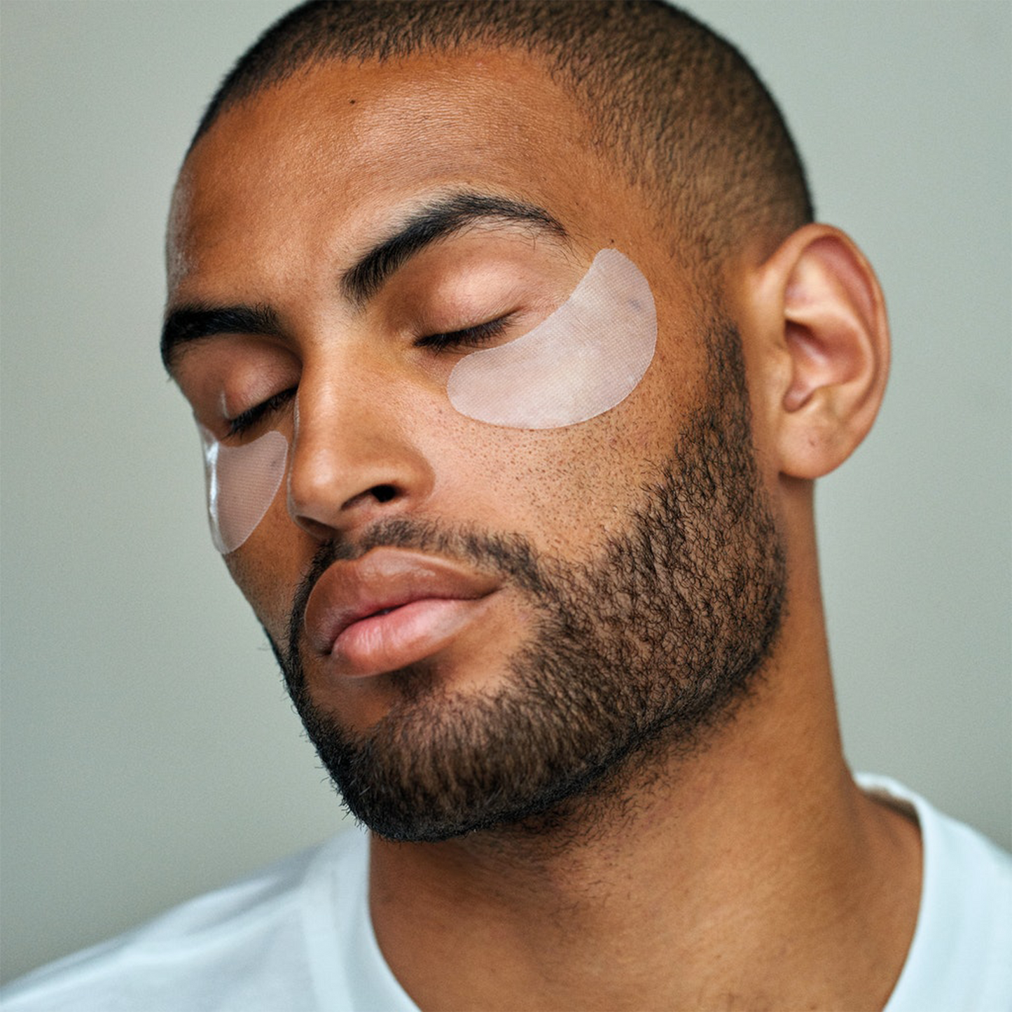 Verso Reviving Eye Mask Single: Verso Reviving Eye Mask is a moisturizing hydrogel mask that provides energy to the delicate skin around the eyes. A hydrating mask to minimize the appearance of fine lines and dehydrated skin. Leaving the delicate area around the eyes looking softer, smoother, and visibly firmer. Verso Reviving Eye Mask is a hydrogel sheet mask.