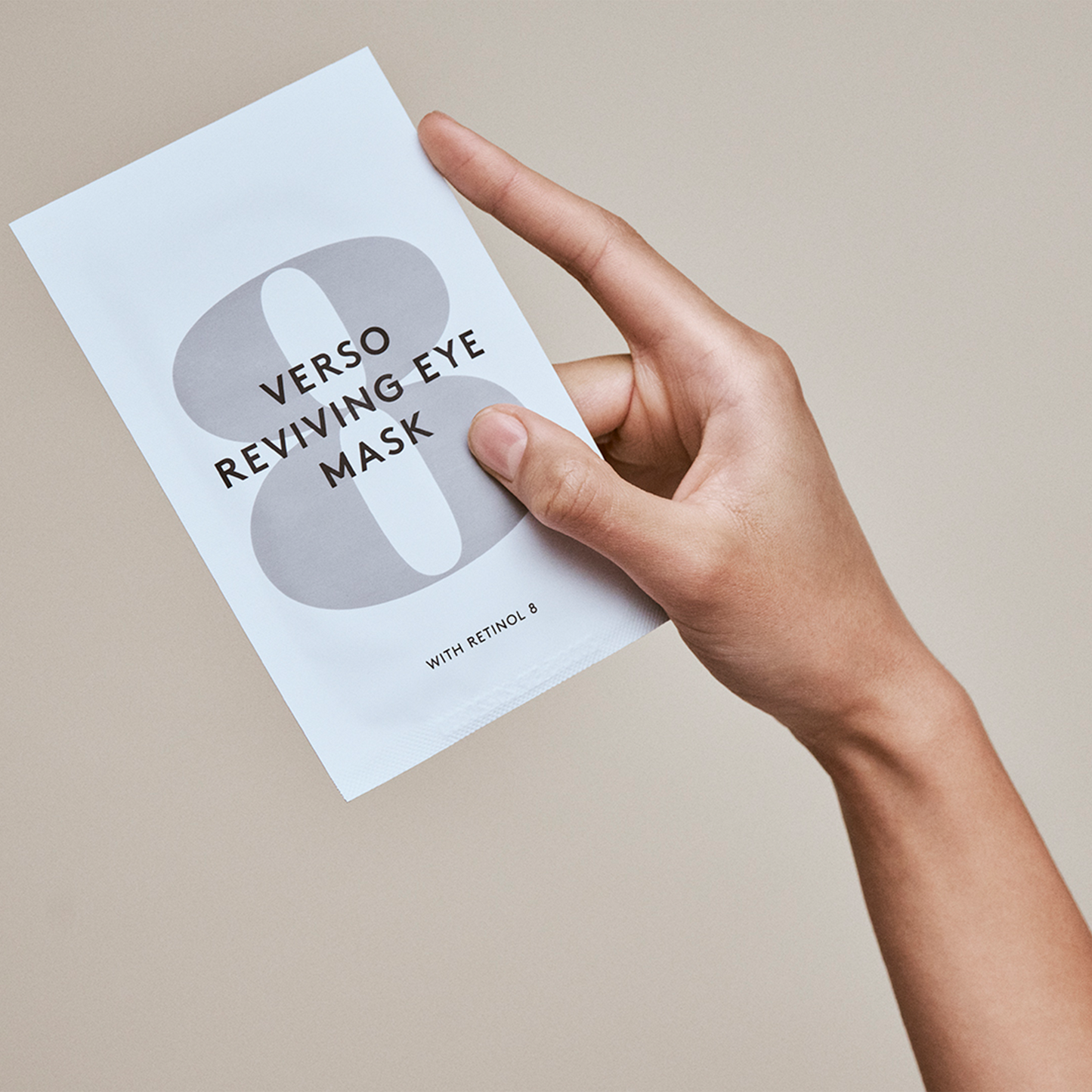 Verso Reviving Eye Mask Single: Verso Reviving Eye Mask is a moisturizing hydrogel mask that provides energy to the delicate skin around the eyes. A hydrating mask to minimize the appearance of fine lines and dehydrated skin. Leaving the delicate area around the eyes looking softer, smoother, and visibly firmer. Verso Reviving Eye Mask is a hydrogel sheet mask.