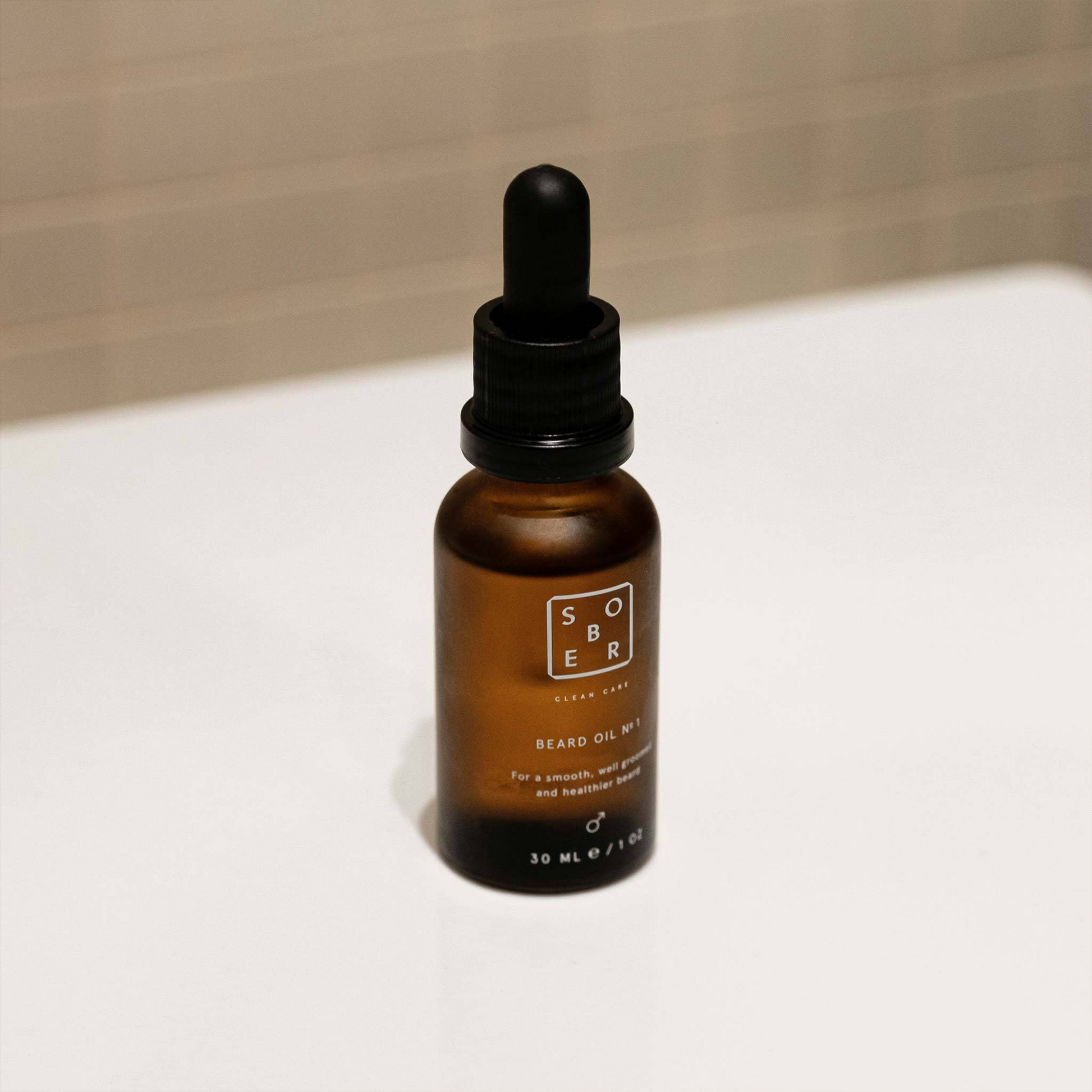 Beardoil No. 1: Consists of a composition of valuable oils for daily use specially selected for beard and skin care. It surrounds the beard hair and makes the beard supple even after it has been trimmed. Sharp-edged ends are sealed and the comb ability of the hair is noticeably increased. Precious argan, jojoba and avocado oils are in high concentration the ideal composition for the care of beard hair and skin. The beard oil also supports wound healing from micro-injuries caused by shaving.